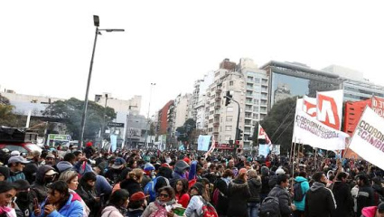 Los movimientos sociales cortan accesos por la baja de Volver al Trabajo y el Gobierno activa el protocolo