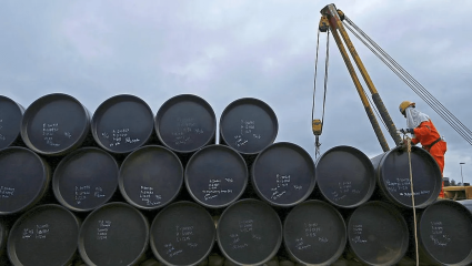 El crudo retrocede en el mundo, pero Vaca Muerta sostiene la inversión y proyecta el millón de barriles