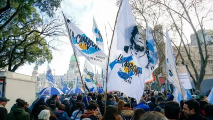 Militantes kirchneristas sumaron el reclamo por Cristina a la movilización previsional