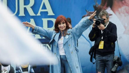 Máximo pide a Cristina candidata y La Cámpora compara a Kicillof con Vandor mientras el peronismo se parte