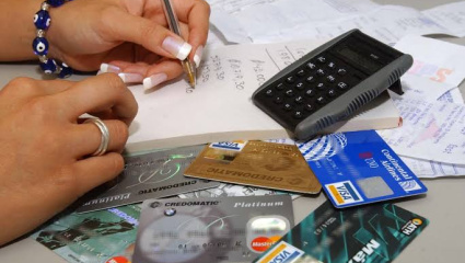 El freno de la mora enciende una tenue luz verde, pero la sequía del crédito congela la reactivación económica