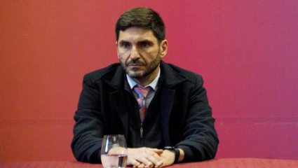 Polémica en Rosario: el gobierno de Pullaro ordenó retirar una bandera contra la Ley de Tierras en el estadio de Newell’s