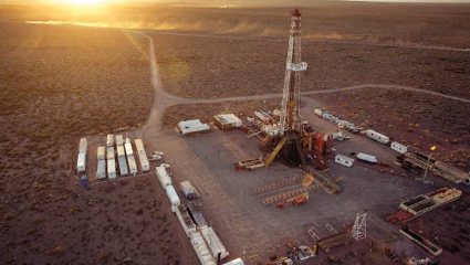 Un estudio advierte que las divisas comerciales generadas por la energía financiaron la salida de utilidades y el atesoramiento privado