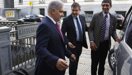 El gobernador de Córdoba despliega una diplomacia directa para captar a la feligresía ante el avance territorial de las fuerzas libertarias