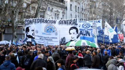 El sindicalismo y los movimientos sociales copan la Plaza de Mayo: cuándo y por qué marchan contra las deudas bancarias