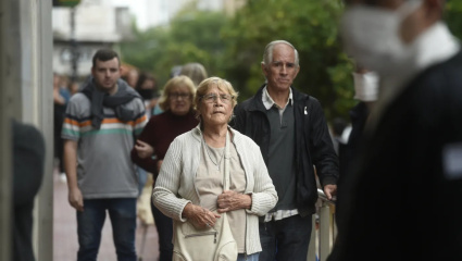 El costo de los alquileres obliga a miles de adultos mayores a postergar su retiro definitivo
