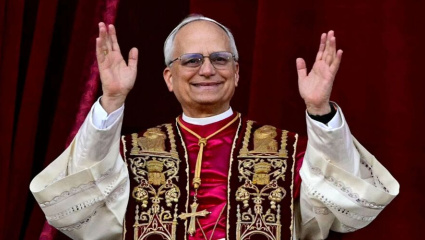 Polémica por la decisión de la secretaria general de delegar la gira papal en su entorno de confianza