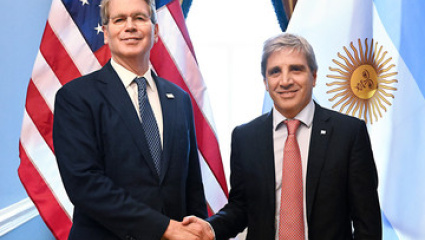 Luis Caputo viajó a Estados Unidos para defender el plan libertario en el G20 y buscar una foto clave