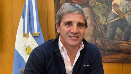 Caputo apela al optimismo de la calle Corrientes para minimizar los cuestionamientos a la recesión