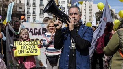 El colectivo de personas con discapacidad sufre el impacto de la inflación y el endeudamiento asfixiante