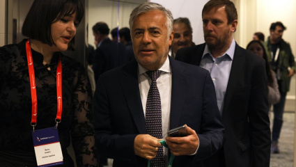 Milei suma a los gobernadores radicales al viaje a Francia para destrabar la reforma electoral