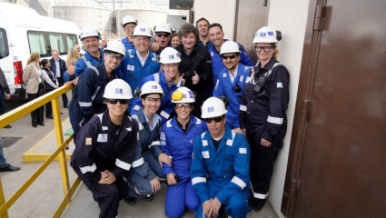 Milei pasó por Bahía Blanca entre promesas de inversión del RIGI y la rosca por el armado 2027