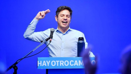 El gobernador inauguró un barrio social y profundizó la polarización con el modelo de ajuste nacional