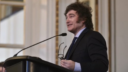 Milei duplicó su cálculo para contener una corrida: afirma tener USD 125.000 millones, pero economistas advierten que no alcanza