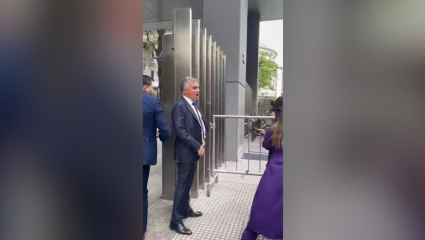 Increparon a Sebastián Pareja, que debió guarecerse en el Anexo del Congreso