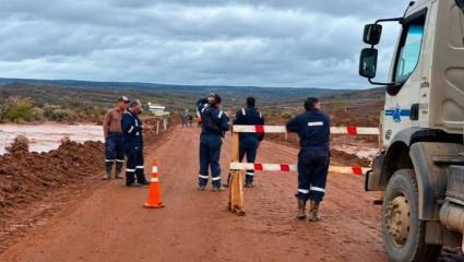 El temporal paralizó el acceso a Rincón de los Sauces y encendió las alarmas por el desabastecimiento hospitalario y operativo
